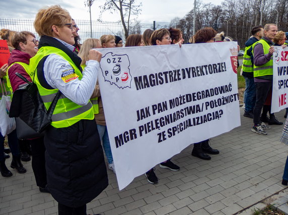 Protest pielęgniarek pod Szpitalem Uniwersyteckim w Krakowie
