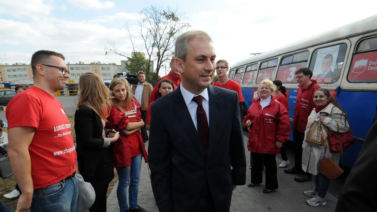 Szef SLD Grzegorz Napieralski powiedział, że premier Donald Tusk to mistrz w niedotrzymywaniu słowa. - Mamy jeszcze dłuższe kolejki w szpitalach i u specjalistów, drogie leki, słabą służbę zdrowia, wysokie ceny żywności - przekonywał Napieralski.