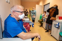 Prof. Simon w reklamie maseczek. Grozi mu upomnienie lub nagana