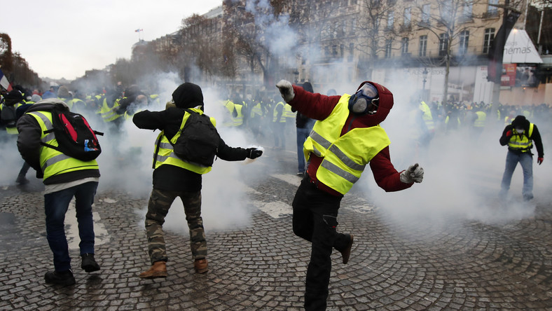 Francja: protesty "żółtych kamizelek". O co chodzi? - Wiadomości