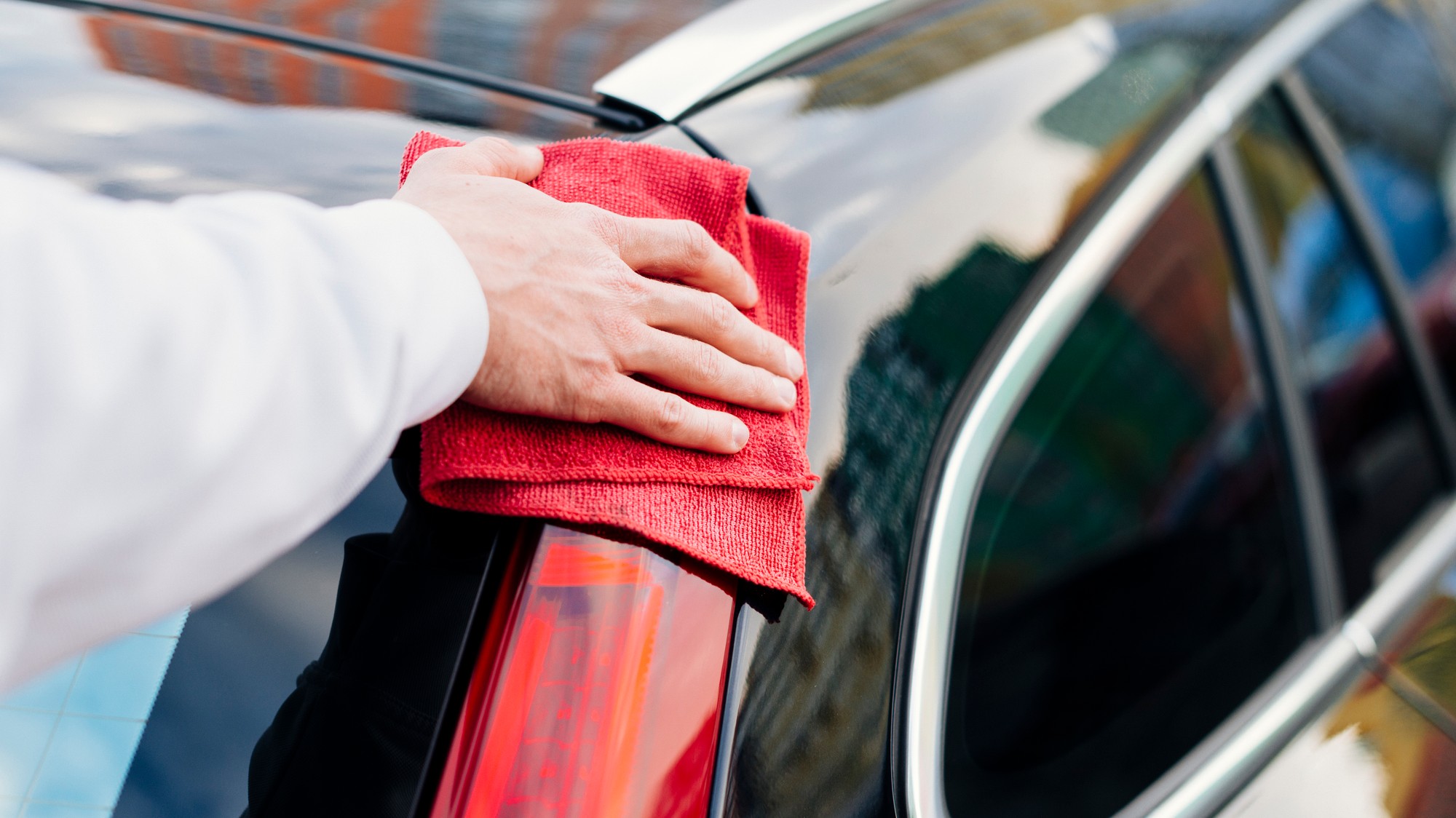 Aplikácia octového roztoku na zaschnuté minerálne škvrny na laku auta. 