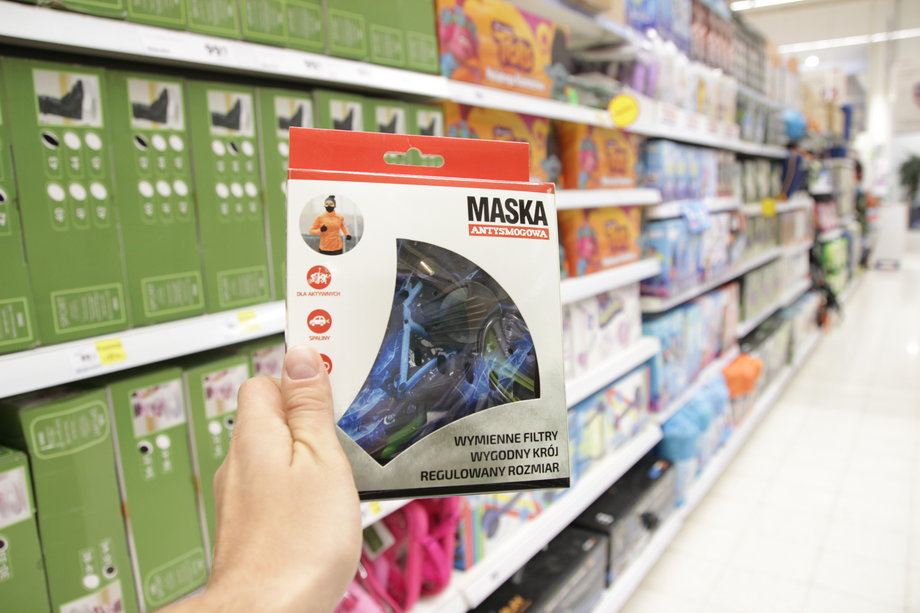 Maski Antysmogowe w Tesco są dostępne w dwóch wariantach – jednorazowe oraz wielokrotnego użytku.
