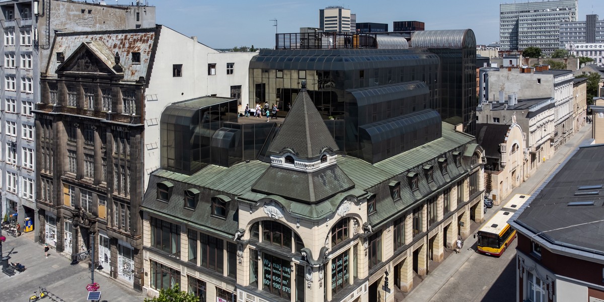 Budynek mieści się w ścisłym centrum Łodzi, na rogu Piotrkowskiej i Tuwima