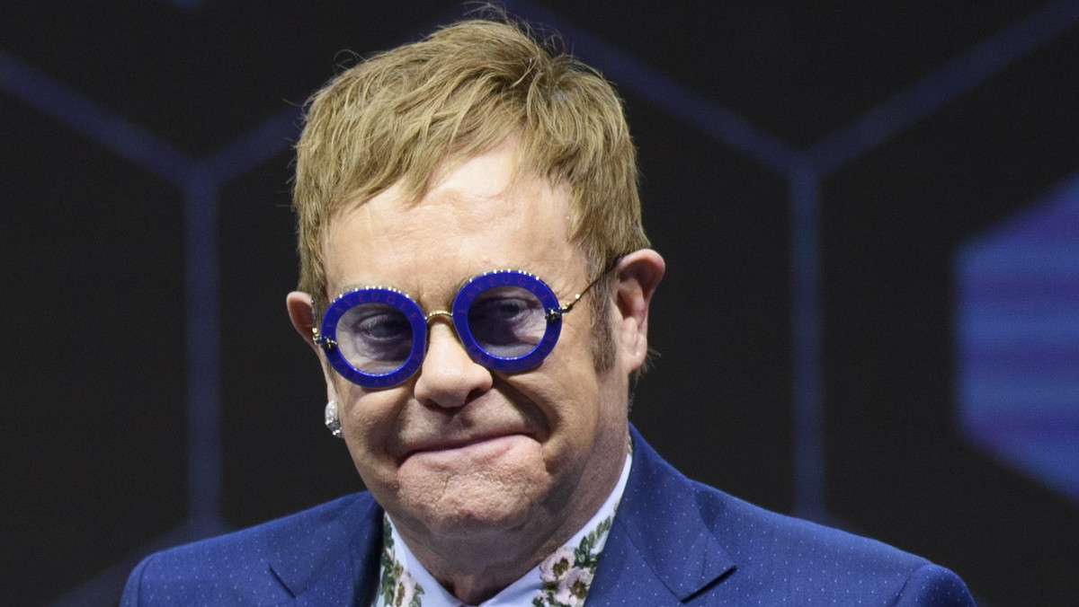 Elton John za pośrednictwem speclajnej transmisji na swojej stronie internetowej poinformował fanów o zakończeniu jego kariery. Artysta ogłosił pożegnalną trasę koncertową, która potrwa aż trzy lata.