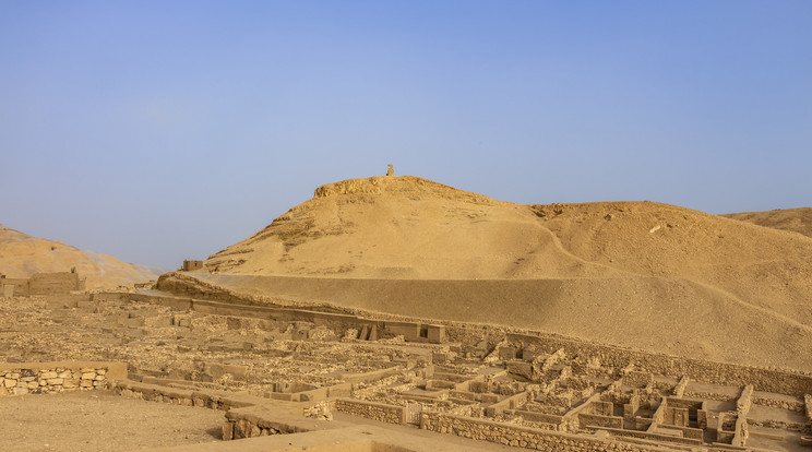 Deir el-Medina (a munkások völgye), egy ókori egyiptomi falu, ahol kézművesek éltek, akik a Királyok Völgyében a sírokon dolgoztak az ókori egyiptomi Újbirodalom 18–20. dinasztiája idején / Fotó: Getty Images