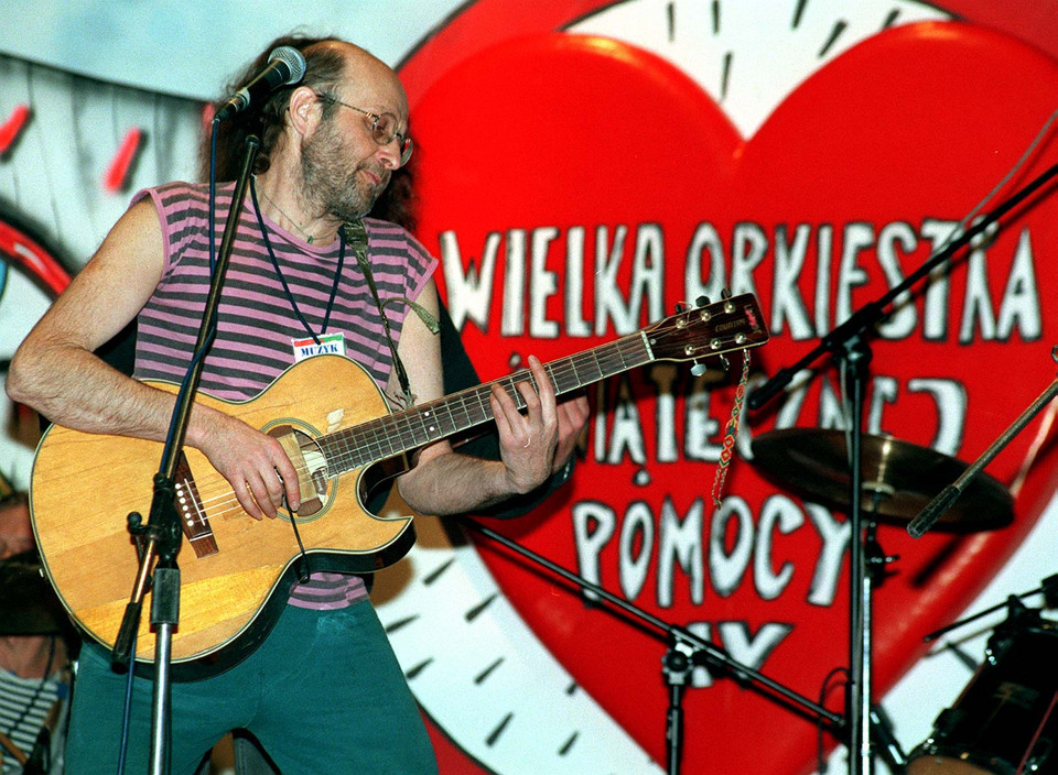 Jacek Kleyff z zespołu Na zdrowie na scenie w czasie finału WOŚP w 1996 roku 