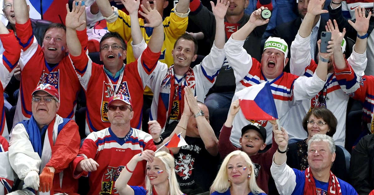 Nařídili fanouškům, aby si vzali ukrajinskou vlajku.  Jejich kreativita byla úžasná