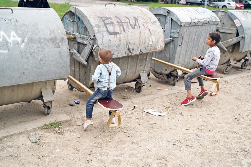 U poslednje vreme, crtanje i slikanje sve više zamenjuju skulpture i instalacije