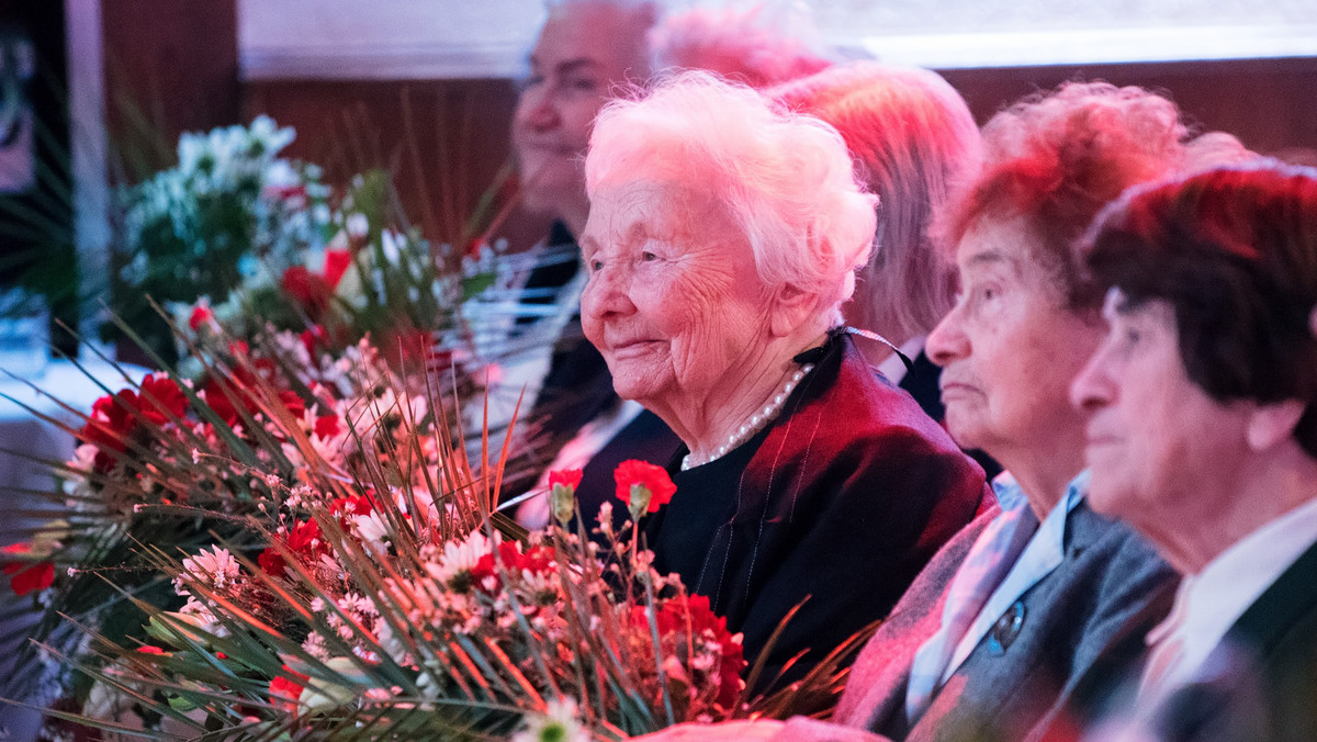 Trwa finałowa gala II edycji projektu "BohaterON – włącz historię!". Laureaci konkursu mają okazję osobiście spotkać Powstańców Warszawskich. Przedsięwzięcie ma na celu uhonorowanie żyjących weteranów walk z 1944 r.