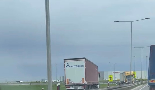 Kamion u kontrasmeru na auto-putu kod Dobanovaca