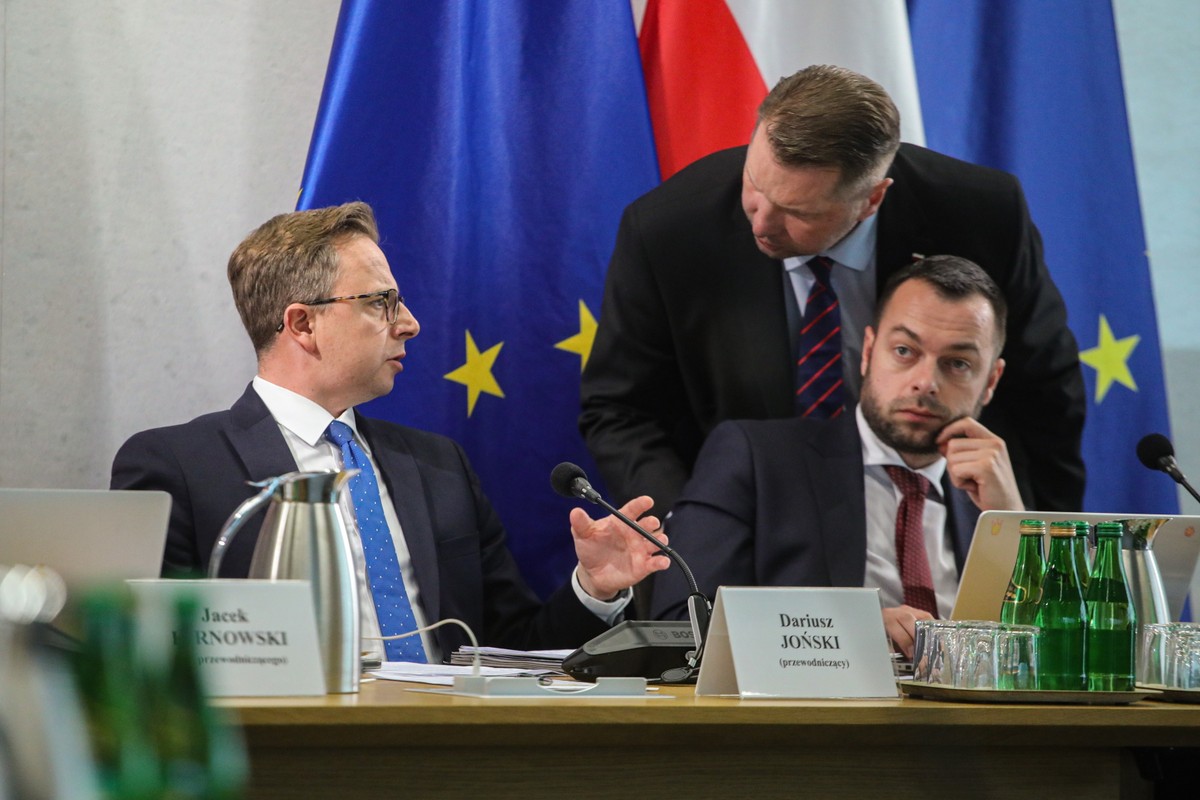 Warszawa, 16.04.2024. Przewodniczący komisji, poseł KO Dariusz Joński (L) oraz wiceprzewodniczący poseł KP Polska 2050-TD Bartosz Romowicz (P) i członek komisji, poseł PiS Przemysław Czarnek (C) podczas posiedzenia sejmowej komisji śledczej do zbadania legalności, prawidłowości oraz celowości działań podjętych w celu przygotowania i przeprowadzenia wyborów Prezydenta Rzeczypospolitej Polskiej w 2020 r. w formie głosowania korespondencyjnego, 16 bm. w Sejmie w Warszawie. (sko) PAP/Albert Zawada