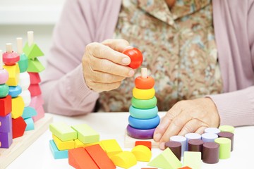 A memóriában és a mindennapi készségekben bekövetkező jelentős változások ellenére az Alzheimer kórban szenvedők képesek megtartani bizonyos készségeket. Sokáig képesek megőrizni például az olvasás vagy könyvhallgatás, mesélés, emlékek megosztása, éneklés, zenehallgatás, tánc, rajzolás vagy a kézműveskedés képességét.