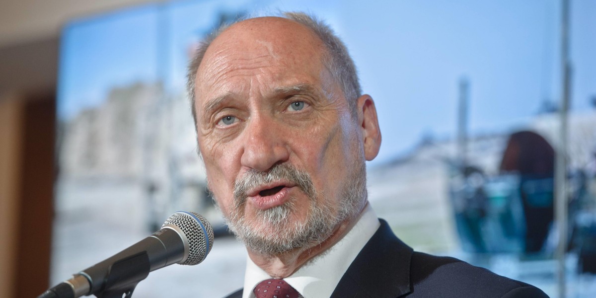 Macierewicz kpi z TVN i pokazuje, kto może zadawać pytania