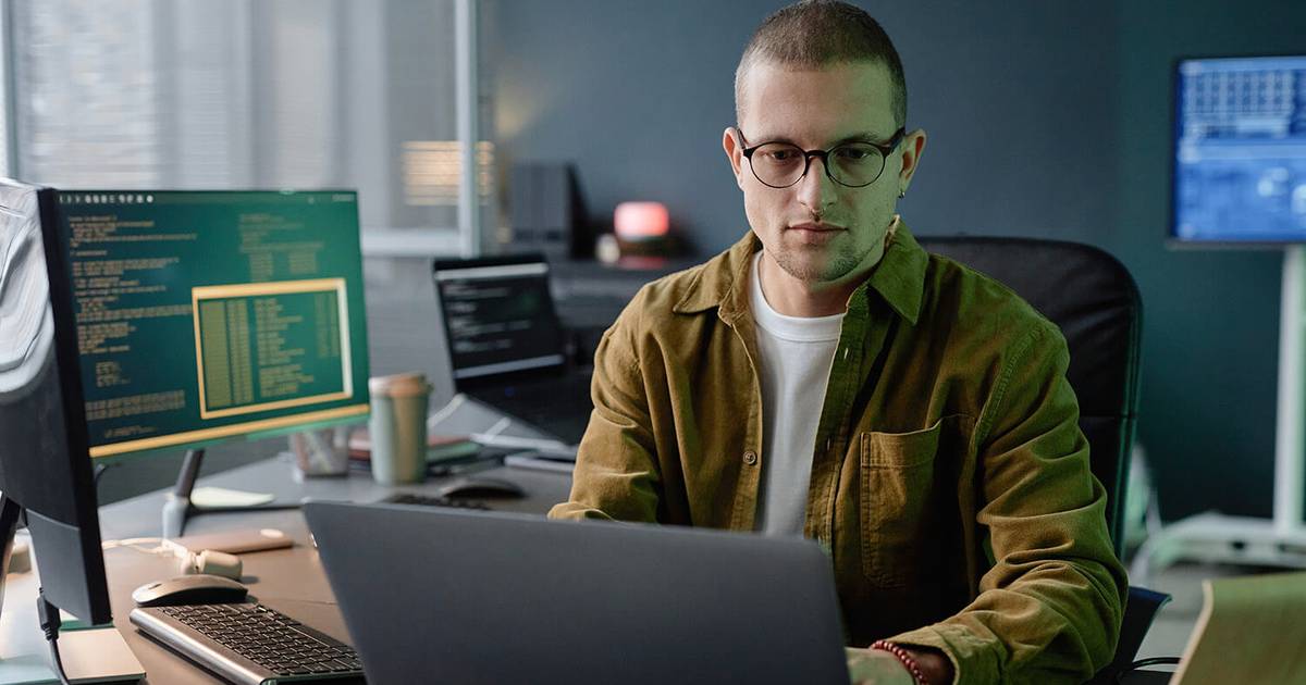 Studiowanie informatyki w 2025 - wybór z przyszłością czy ryzykowny krok?