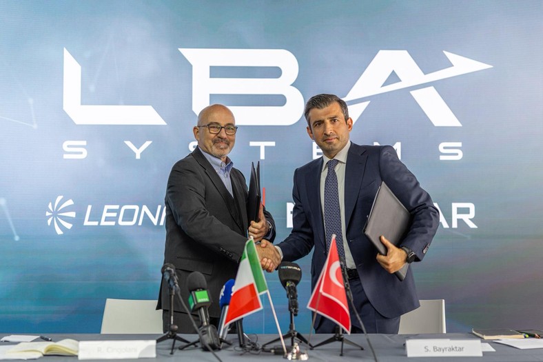 Podpisanie umowy Leonardo-Baykar na salonie Le Bourget 2025
