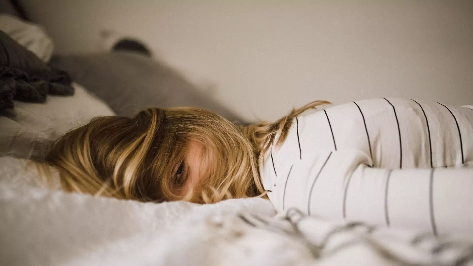 Pięć rzeczy, które dzieją się z tobą, gdy za mało śpisz. Nie bagatelizuj ich