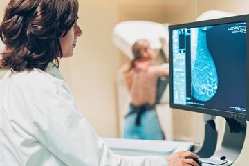 Mellrák: október 4-én ingyenes online előadások az áttétről, kezelésről, szövettanról