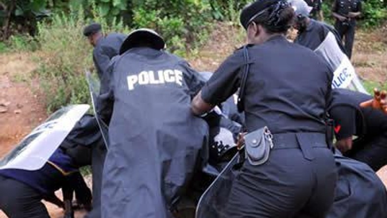 Police drag 2 men to court for allegedly beating 2 policewomen [ARTICLE] - Vimarsana News