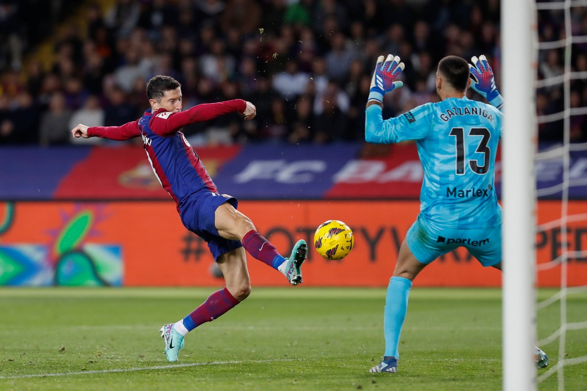 Robert Lewandowski próbuje pokonać bramkarza Girony. Paulo Gazzaniga wygrał ten pojedynek