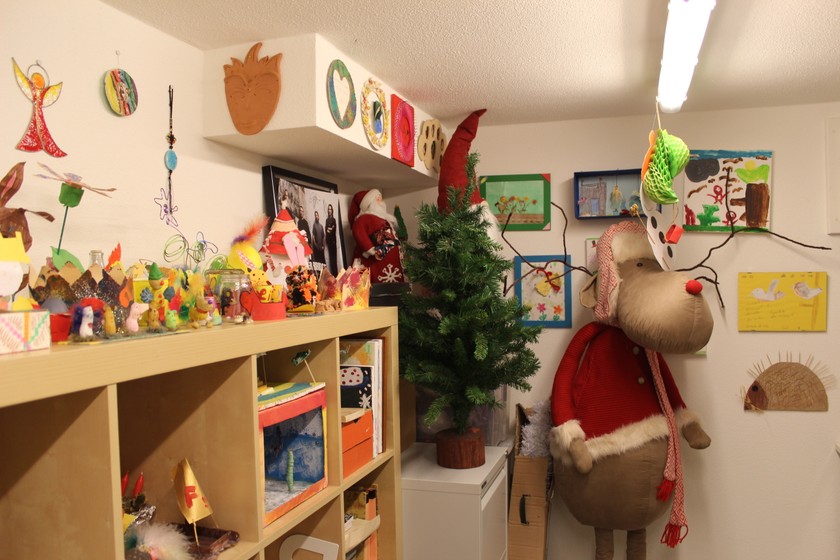Selbstgemachte Erinnerungsstücke: Die Eltern haben im Keller ein Zimmer eingerichtet, wo die Bastelarbeiten der Kinder einen Platz finden, von denen sie sich nur schwer trennen können. 