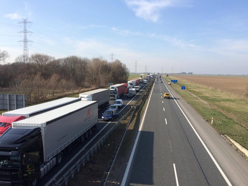 Korki na A4. Śledczy dokonują oględzin miejsca wypadku prezydenta Dudy