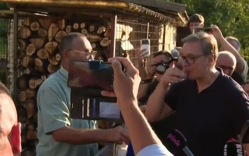 Vučić nazdravio sa komšijom