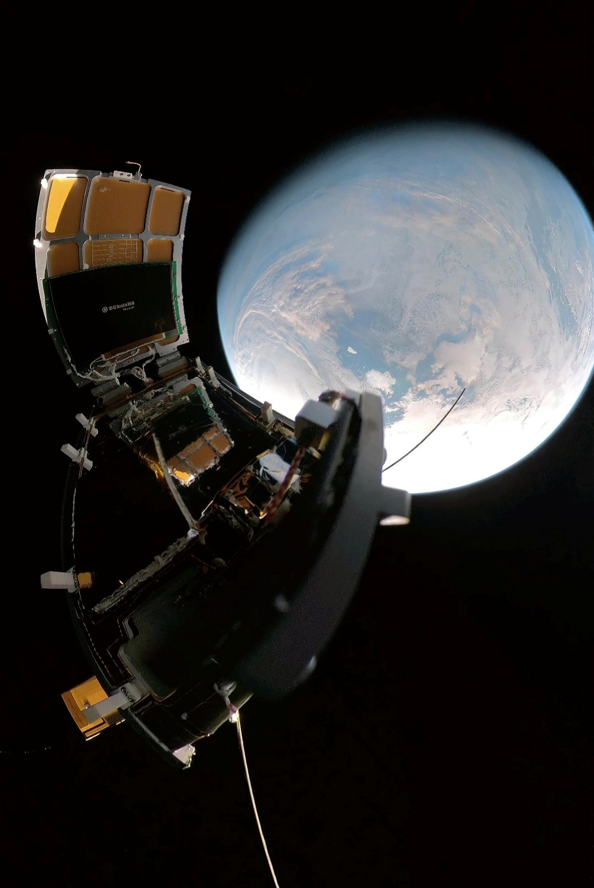 Čínska technologická spoločnosť Insta360 poslala do vesmíru kameru a vytvorila unikátne zábery Zeme.