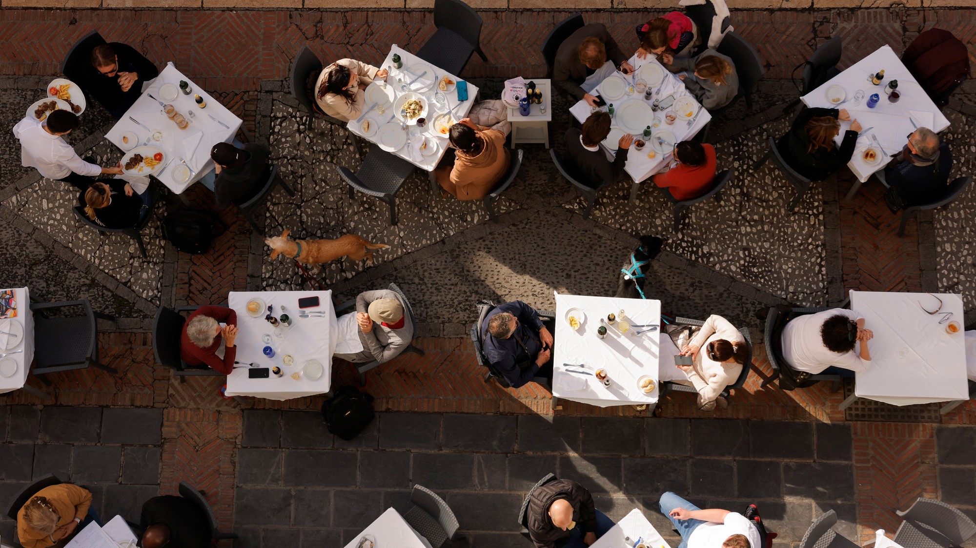 Čašník obsluhuje hostí reštaurácie