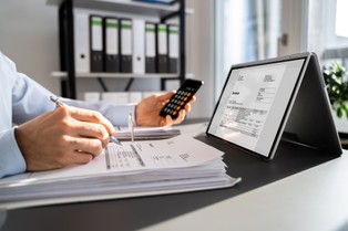 KSeF - cyfrowa rewolucja czy chaos? Największe wyzwania dla firm przed startem nowego systemu fakturowania