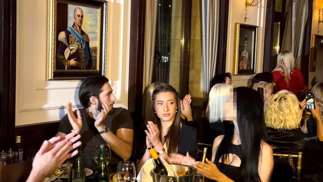 Kan Džinović sa devojkom