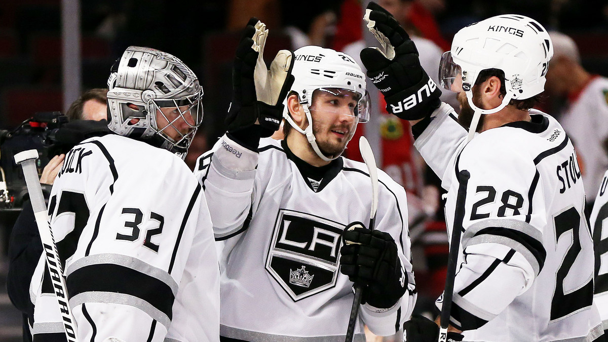 Strzelając sześć goli bez żadnej odpowiedzi, w tym aż pięć w trzeciej tercji, Los Angeles Kings zapewnili sobie pierwsze zwycięstwo w serii przeciwko Chicago Blackhawks - 6:2. To pierwsza porażka obrońców tytułu na własnym terenie podczas play-off. Stan rywalizacji w wyścigu do czterech zwycięstwo wynosi 1-1.