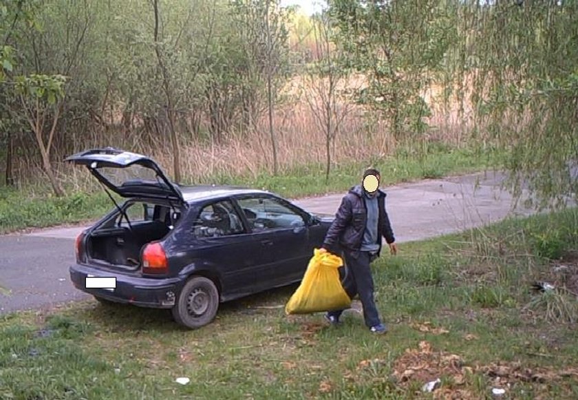 Wyrzucali śmieci do lasu, zostali przyłapani na gorącym uczynku