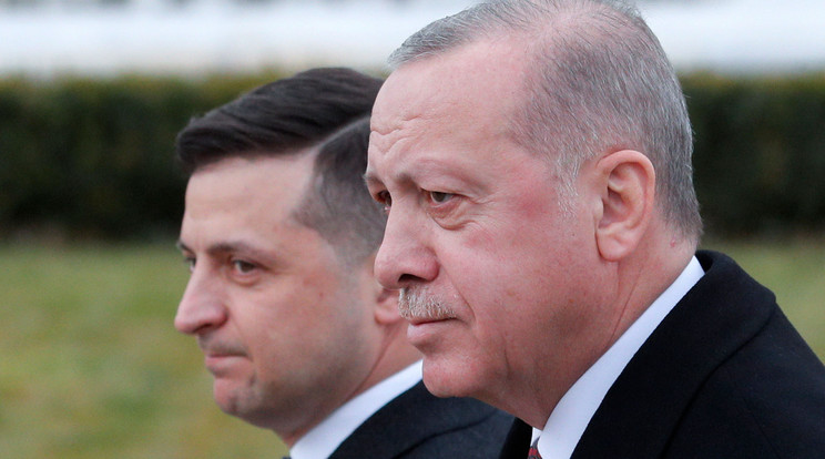 A képen: Volodimir Zelenszkij ukrán elnök (balra) fogadja Recep Tayyip Erdogan török elnököt a kijevi Mariinszkij-palota előtt 2020. február 3-án / Fotó: MTI/EPA/Szerhij Dolzsenko