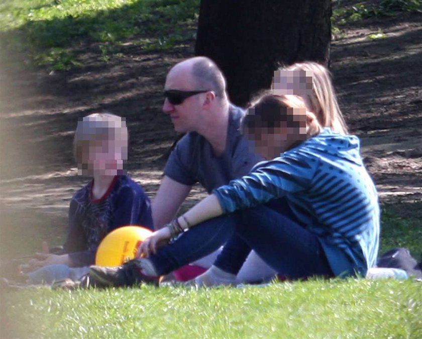 Aktor "Licencji na wychowanie" z dziećmi na pikniku. Foto