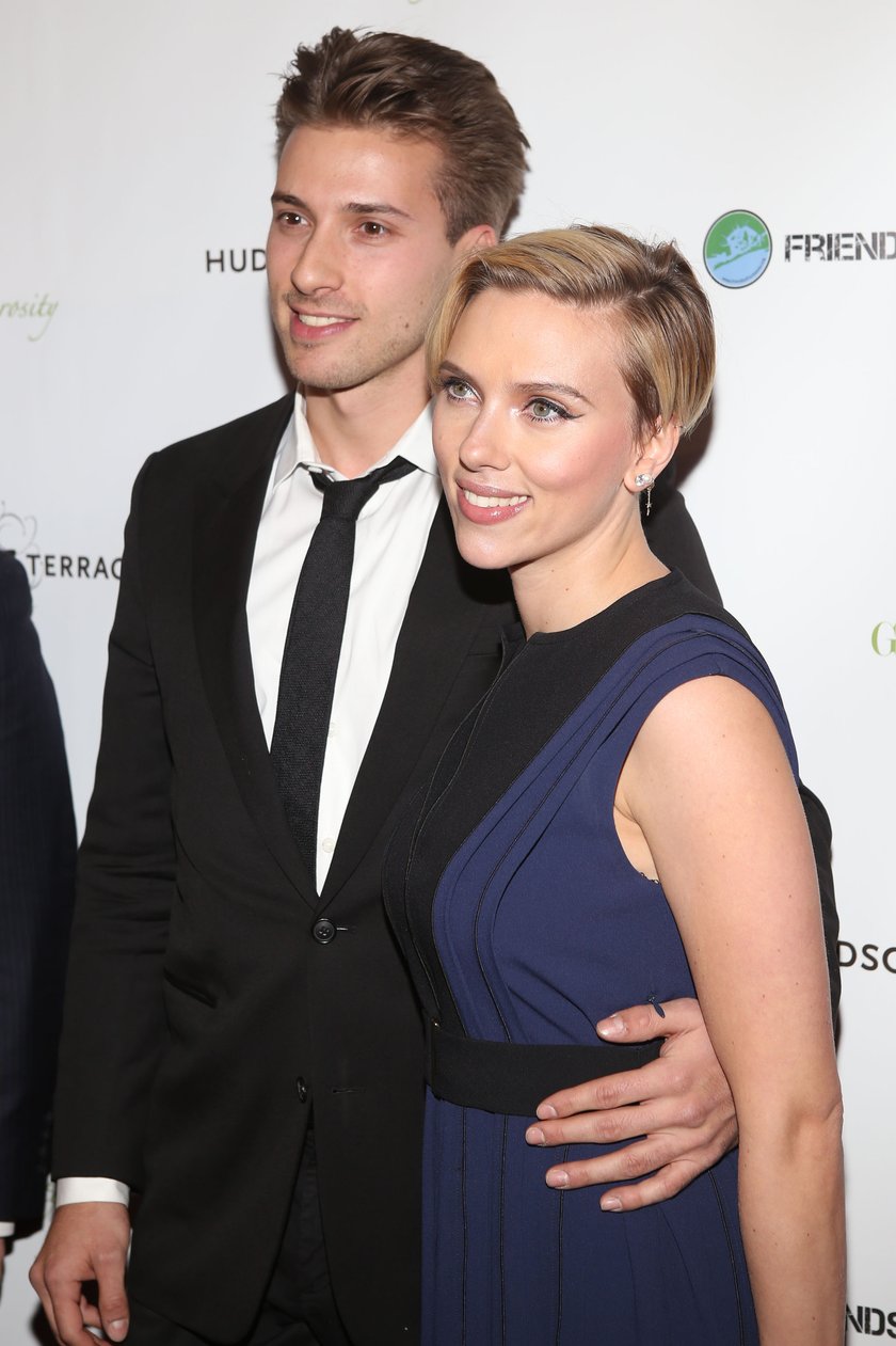 Scarlett Johansson z bratem Hunterem na gali fundacji charytatywnej