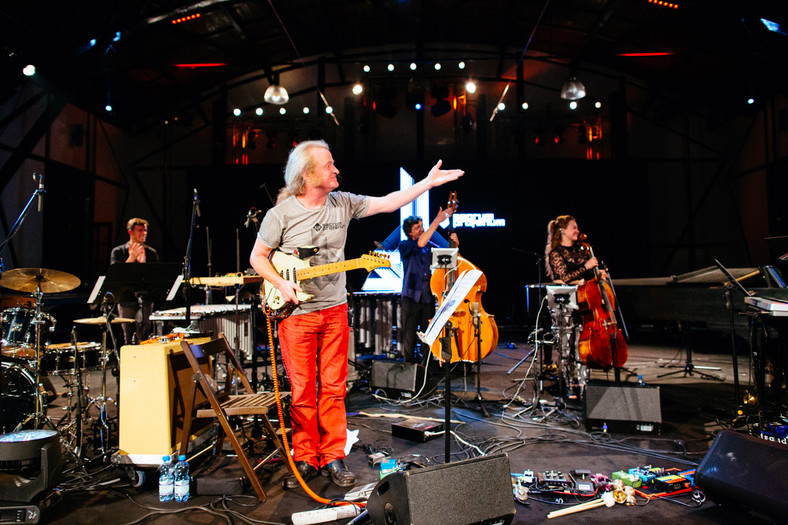 Bang on a Can All Stars feat. Lee Ranaldo 