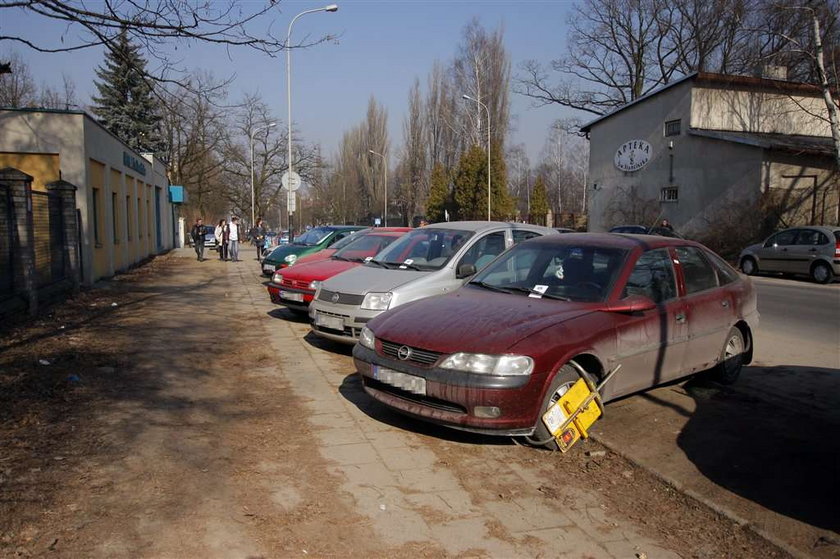 Strażnicy zakładają blokady pod szpitalem