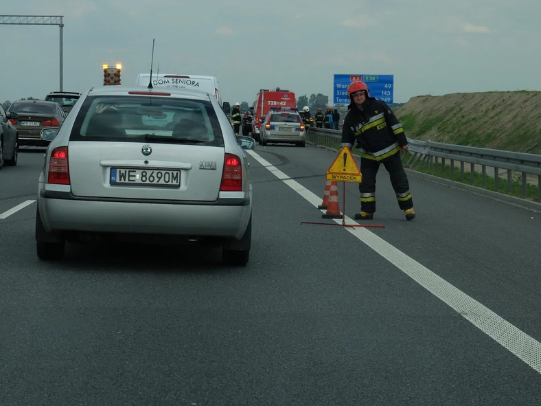 Autostrady i drogi ekspresowe to szczególnie nieprzyjemne miejsca w przypadku awarii. Sprawdźcie też, jak należy się zachować w sytuacji, gdy dojdzie do wypadku lub innego zdarzenia drogowego.