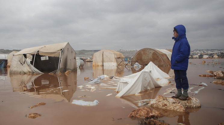 Északnyugat-Szíriában a kemény tél és a heves esőzések komoly veszélyt jelentenek a menekülttáborokban élő gyermekek számára /Fotó: Unicef