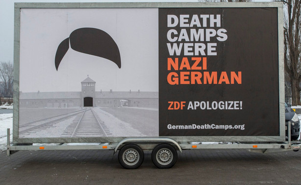 "Death Camps Were Nazi German". Mobilny baner wyruszył do Niemiec, Belgii i Wielkiej Brytanii