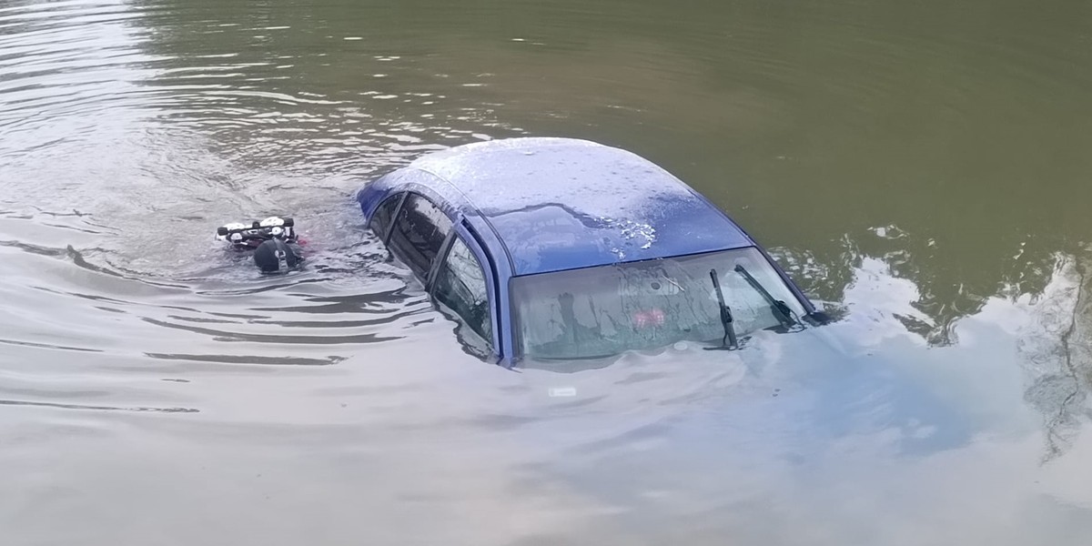 22-latka wjechała samochodem do stawu w Kowalowej.