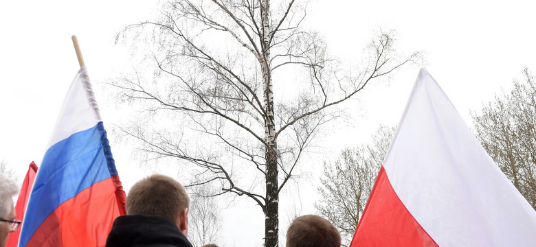 Polska delegacja w Smoleńsku oddała hołd zmarłym. "Ta brzoza to dla mnie fikcja. Myślę, że jestem tu po raz ostatni"