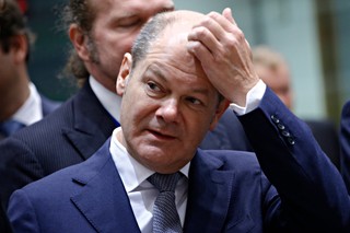 Olaf Scholz przeciwny ograniczeniom wizowym dla Rosjan. Przydacz komentuje