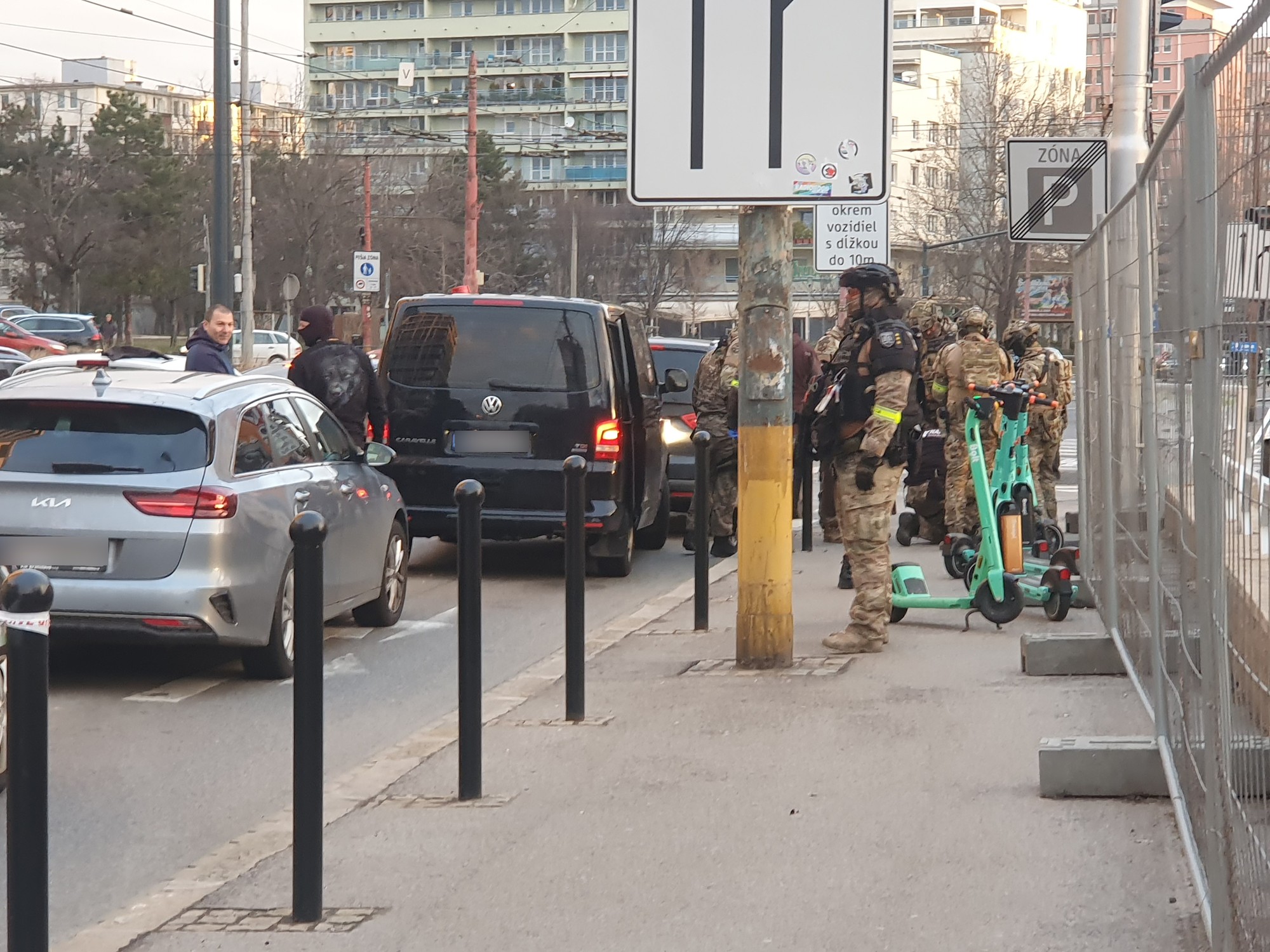 Špeciálne policajné jednotky zasahujú na Račianskom mýte v Bratislave.