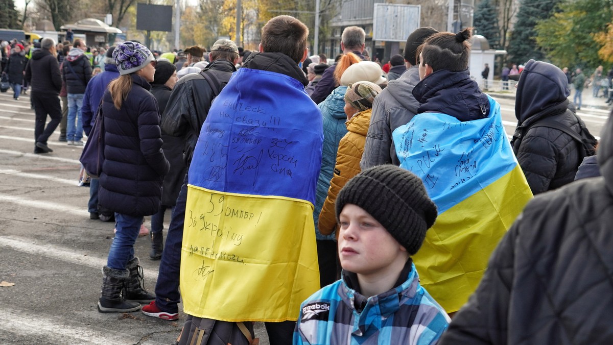 Chersoń, Ukraina, 19.11.2022. Kolejka do punktu pomocy humanitarnej, 19 bm. na Placu Wolności w Chersoniu.