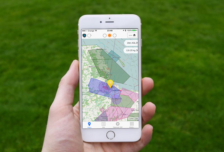 Twórcy aplikacji informują prostym komunikatem (zielone światełko) na ekranie smartfona, że w danym miejscu można bezpiecznie latać dronem