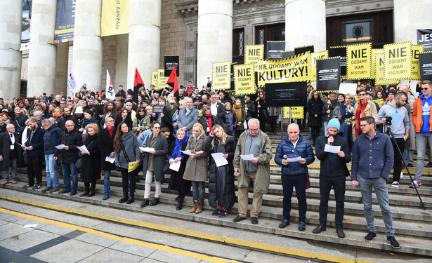 Manifestacja pod hasłem "Nie oddamy wam kultury" na schodach głównych warszawskiego Pałacu Kultury i Nauki