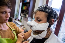 Nietypowe maski w "Przygodach Mikołajka" na scenie Teatru Arlekin w Łodzi