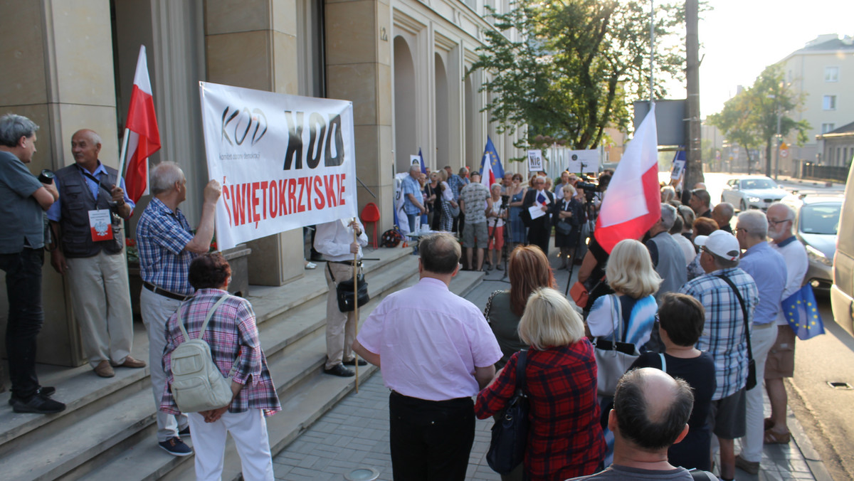 Był hymn, świecie, biało-czerwone i unijne flagi oraz transparentu z napisami "Europo nie odpuszczaj". Komitet Obrony Demokracji zorganizował kolejną manifestację przed budynkiem Sądu Okręgowego w Kielcach. Wzięło w niej udział około 50 osób, które demonstrowały w obronie niezawisłości sędziów i niezależności sądownictwa.