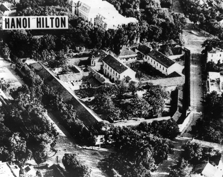 Główny obiekt kompleksu więziennego Hanoi Hilton, gdzie trzymano amerykańskich jeńców. Zdjęcie wykonał samolot rozpoznawczy USAF